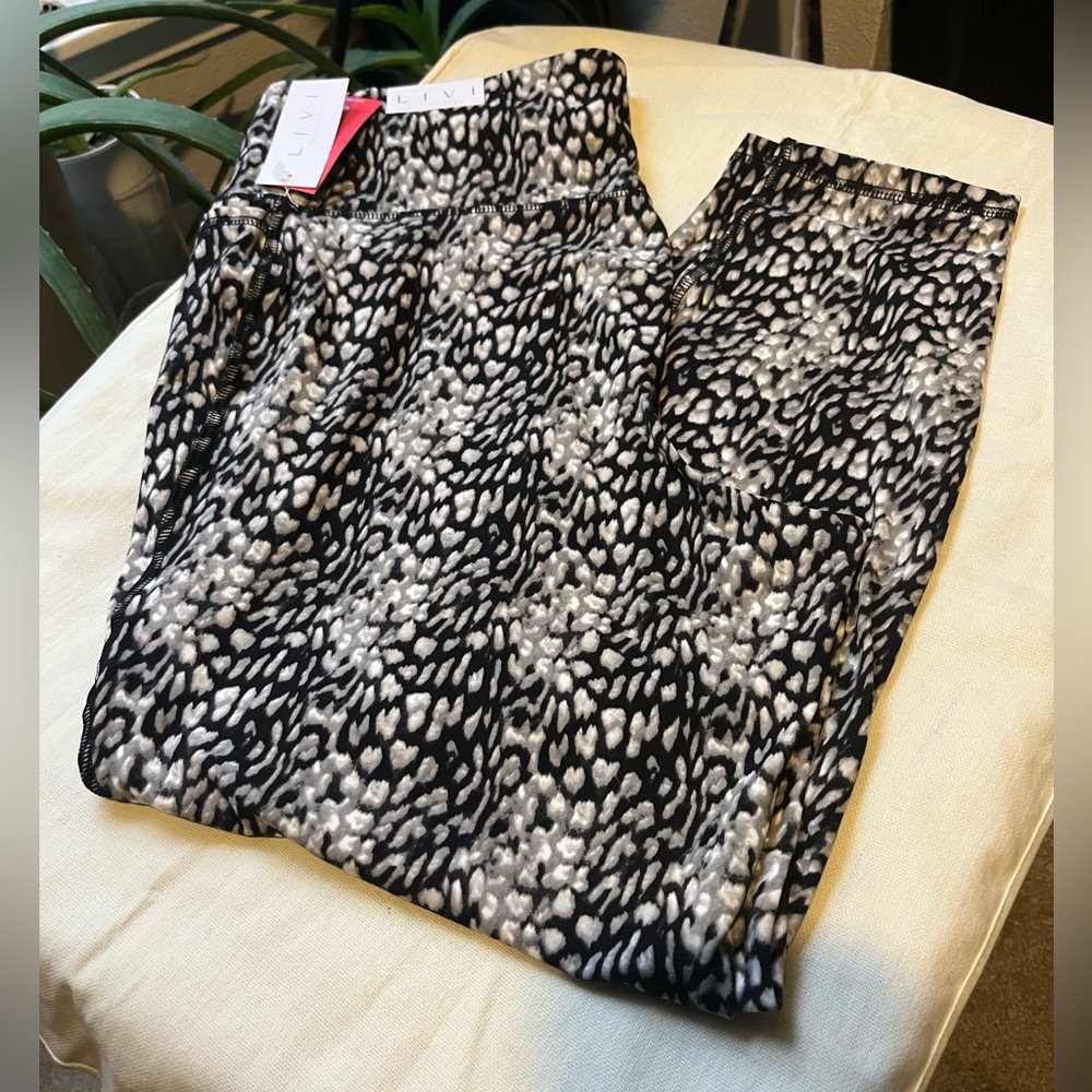 Livi for Lane Bryant leggings size 18/20 snow leopard